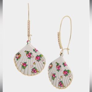 SHELL YEAH FLOWER SHELL HOOK EARRINGS WHITE BETSEY JOHNSON